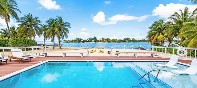 S'Kai Fall: Beach House on Bio Bay w/Private Pool + Dock, Walk to Rum Point Club & Kaibo in Cayman Kai