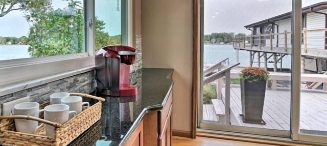 Saint Clair River front Retreat With 6 Beds - Enjoy Fishing-Kayak-Relax in Algonac