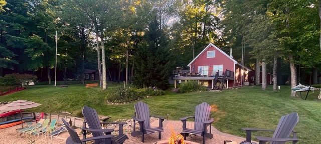 Sandy Beach Chalet with Fire-pit on the Lake in Gladwin