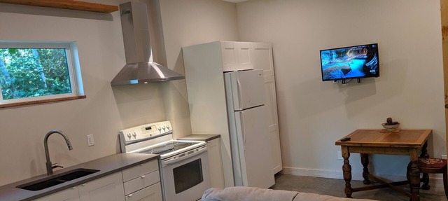 Sandy Hook Studio with full kitchen/ stones throw from Beach in Sechelt