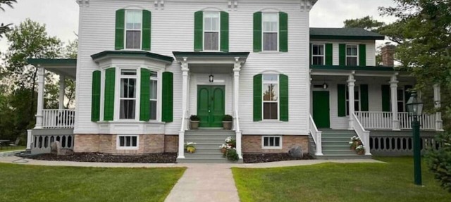 Scenic River Views / Screened Porch / Restorative Getaway in Fergus Falls