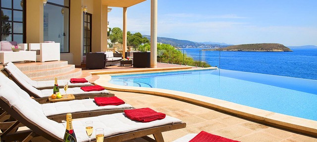 Sea Front, Beach 5 mins, Large Heated Jacuzzi , 2 WiFis, Games/Meeting Lounge in Cala Vinyes