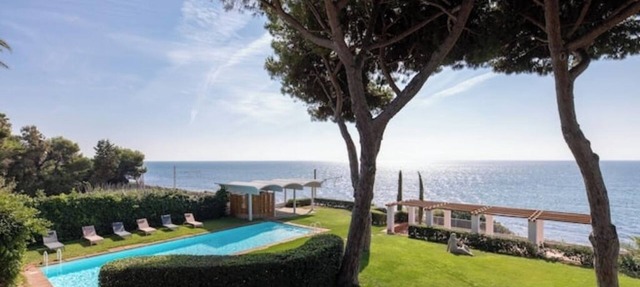 Seafront villa with private beach access in Mataró