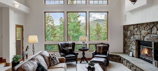 Ski Shuttle-Hot Tub-7 Beds-Neighborhood Access to Slopes for Experienced Skiers. in Breckenridge