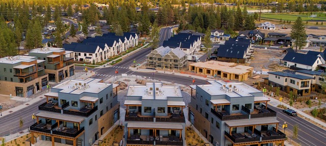 Sleeps 40! 8 Modern Units/20 BDRs w/Deck+Hot Tub, 10mins to Downtown & Old Bend in Bend