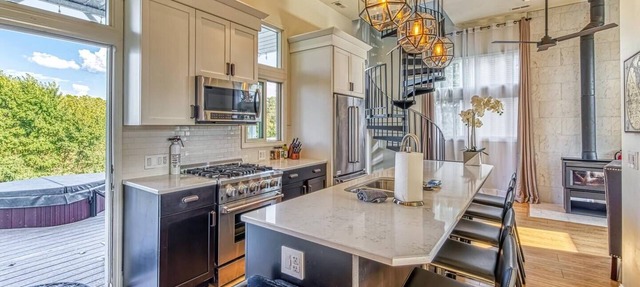 Smart Home, direct Beach Dunes Nat’l Park access, Hot Tub, luxury amenities in Miller Beach