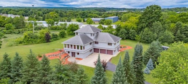Spacious 4-bedroom house in Baraboo near Devil's Lake and Wisconsin Dells in Baraboo