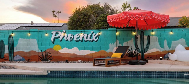 Spacious 5BR/3BA Retreat Heated Pool + Hot tub, 2 Private Suites in Phoenix