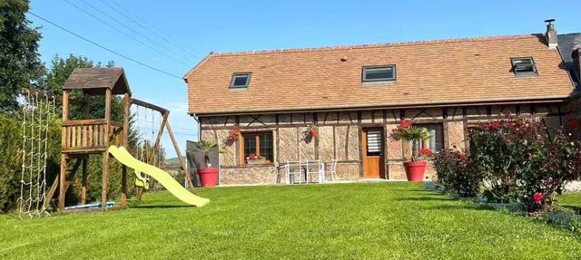 Spacious gîte with private garden and play area, ideal for families in Neufchâtel-en-Bray