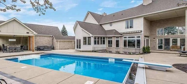 Spacious home with pool and BBQ grill in Carmel