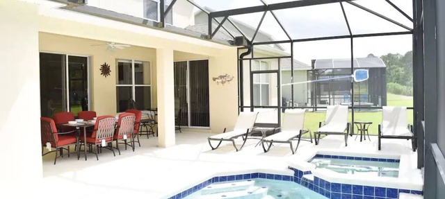 Spacious Luxurious 6 Bedroom 5 Bath Villa Sleeps 12 Pool, Jacuzzi, near Disney in Kissimmee