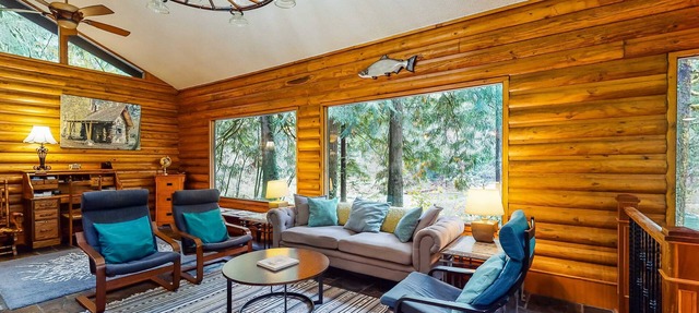 Spacious riverfront lodge with beach access, private hot tub & forest views in Washougal
