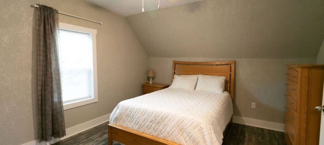 Spacious Rustic Downtown Market St 1 Bedroom Apt, Steps to Honeywell & Dining in Wabash