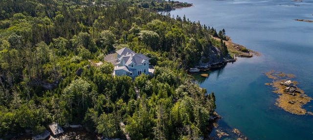 Spacious villa by the sea in East Dover