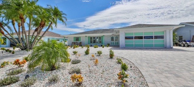 Spacious waterfront home in Apollo Beach w/private swimming pool and boat dock. in Apollo Beach