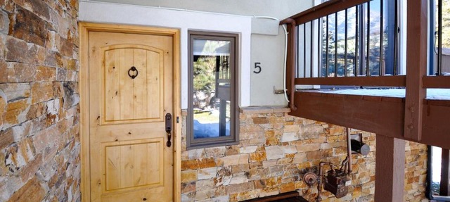 Spectacular Remodeled 5 Bedroom Matterhorn home w/ Hot Tub and Ski Lockers! in Vail