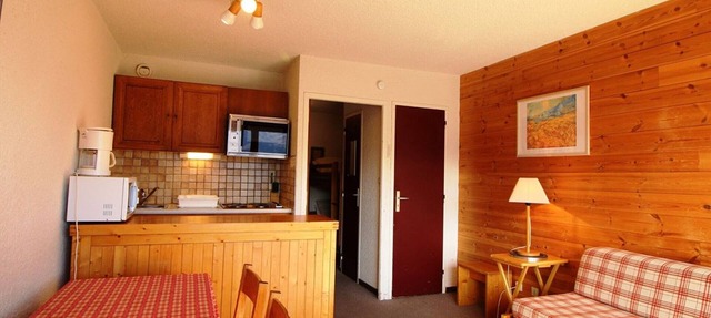 Studio cabin, sleeps 4, ski-in/ski-out, near shops, balcony, mountain views in Auris