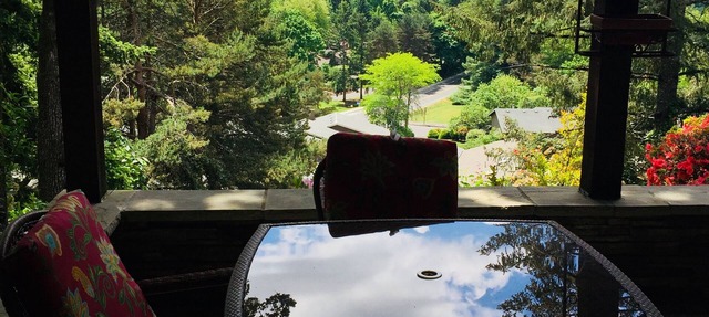 Stunning Views, 2 BR 2 BA Convenient to UO, Autzen and The Springs in Eugene