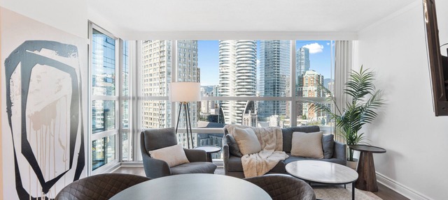 Stylish 2BR Condo in Heart of Downtown with free parking in Vancouver