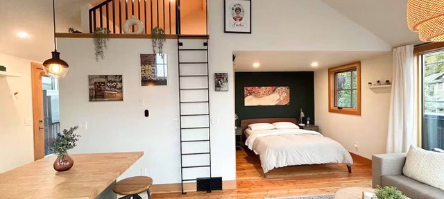 Sunny Private Detached Guest Suite | Stylish Urban Gem Near Downtown in Calgary