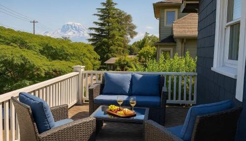 Sunny Seattle Home Mt Rainier UW Steps Away in Seattle