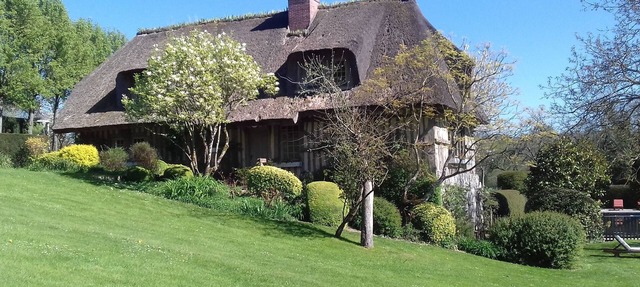 Superb Norman cottage with swimming pool and park of 10 ha near Pont l'Evêque in Saint-Hymer