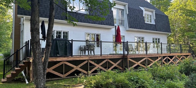 Superb property on Grand Lac Nominingue with indoor pool in Nominingue