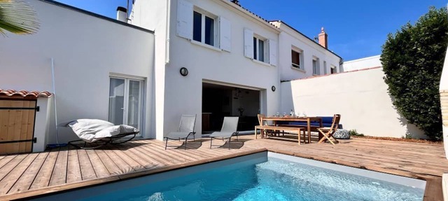 Superbe villa avec piscine à 10 min du centre in La Rochelle