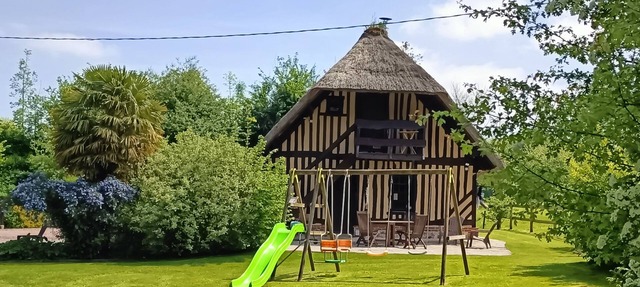Thatched cottage in Normandy near Honfleur, Deauville Pont l'Eveque Le Havre in Beuzeville