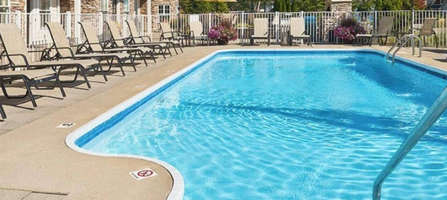 The Savannah: 2BR + Loft Townhome Sleeps 8 | Pool, Hot Tub, Free Golf, Near Lake Michigan in Holland
