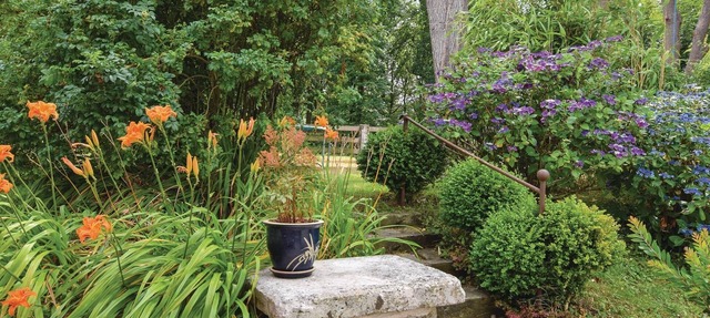 This large cottage has an open fireplace. in Hericourt-en-Caux