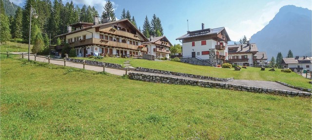 This practically furnished vacation apartment is part of a residence at the entrance to the ancient in Sappada UD