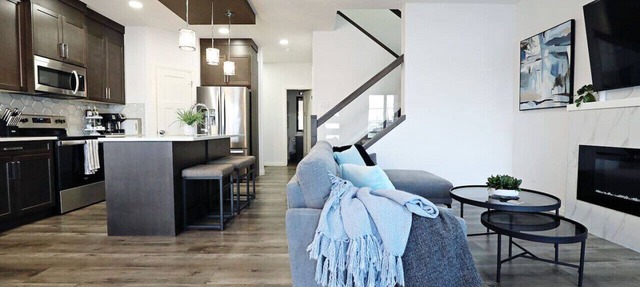 Three King Beds|Central A/C|Fireplace|Park|Disney+ in Edmonton