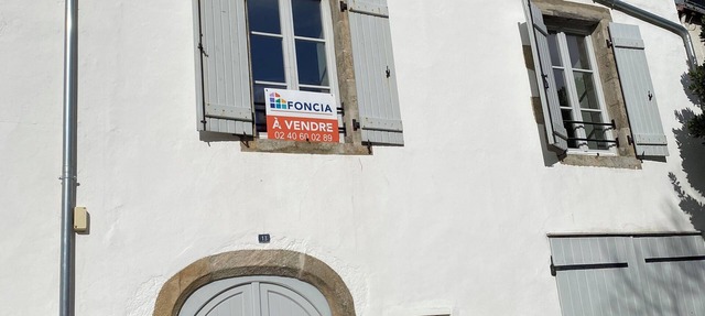 Two south-facing attic rooms on the main square in Le Croisic in Le Croisic