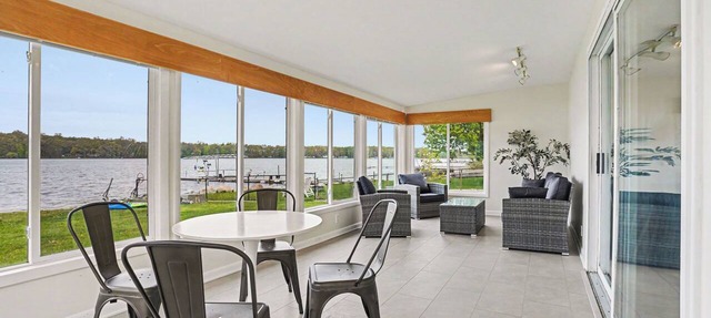 Updated Lakefront House-Sand Bottom-Private Dock-Kayaks&SUPs-Bonfires! Sleeps 10 in Scotts