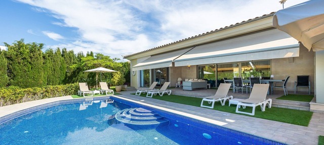 Villa Bellviure Luxury in Palma: Private Pool, Terrace & Wi-Fi in Residential Area in Marratxí