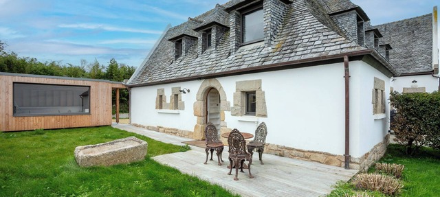Villa 'Ker Louise' with Sea View, Shared Terrace and Wi-Fi in Locquirec