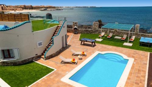 Villa Lobos by Villa Plus in La Oliva