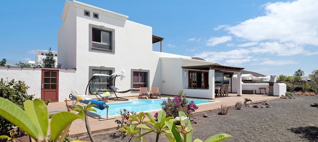 Villa "Montaña Roja" with Private Pool, Terraces, and Wi-Fi in Playa Blanca