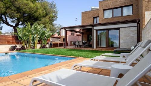 Villa Preciosa con picina cerca de la playa in Cubelles