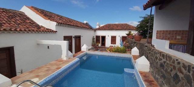 Villa-Sleeps4-Parking-Garden-Pool-NearAirport in La Laguna