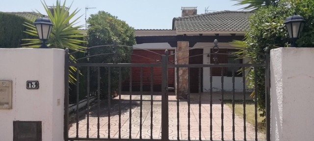 Villa with comfortable and quiet garden near the beach in Creixell
