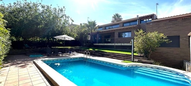 Villa with pool, parking and wifi next to Roc de Sant Gaieta with sea views. in Roda de Berà