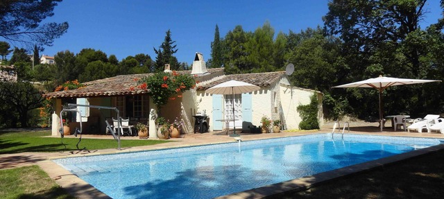 Villa with private pool in peaceful setting near the centre of Flayosc in Flayosc