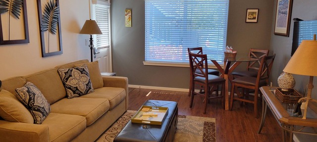WALK TO DOWNTOWN & OLD MILL-1 BLOCK TO THE RIVER-MODERN/ATTRACTIVE 1 BDR SUITE in Bend