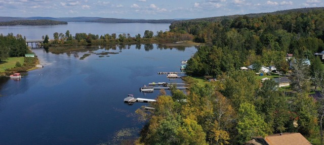 Water Front - Cozy Lakeside Getaway in Nominingue