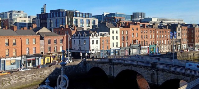 Waterfront 2BD Flat with Balcony, Central Dublin in Dublin