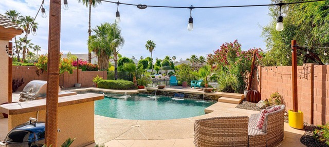 Waterfront 3BR Home with Pool ,BBQ Patio & Fire Pit in Glendale