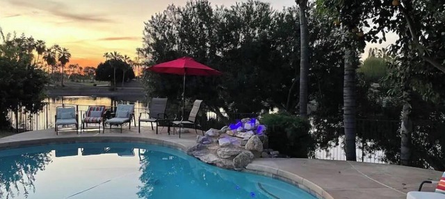 Waterfront & heated Pool Resort 18th Hole golf view, 2 king beds in Glendale