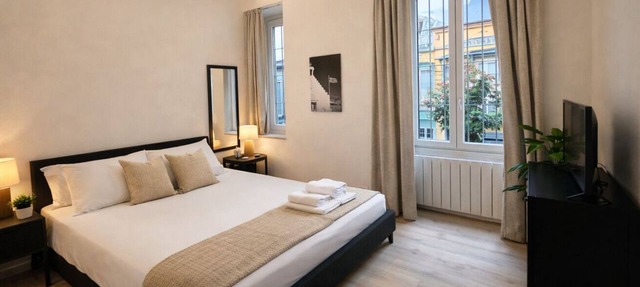Welcome to the vibrant heart of Moscova, where this exclusive apartment welcomes you with elegance and style, offering you a dream stay in the most dynamic and sophisticated area of Milan. ✨🏙️BEDROOMS: YOUR RELAXING RETREATThe apartment features t in Milan